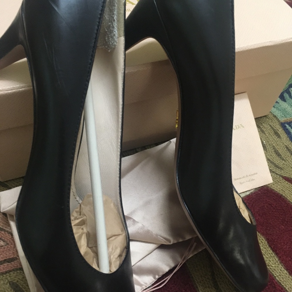 Authentic Prada Court Shoes/Pumps in black - Picture 5 of 11